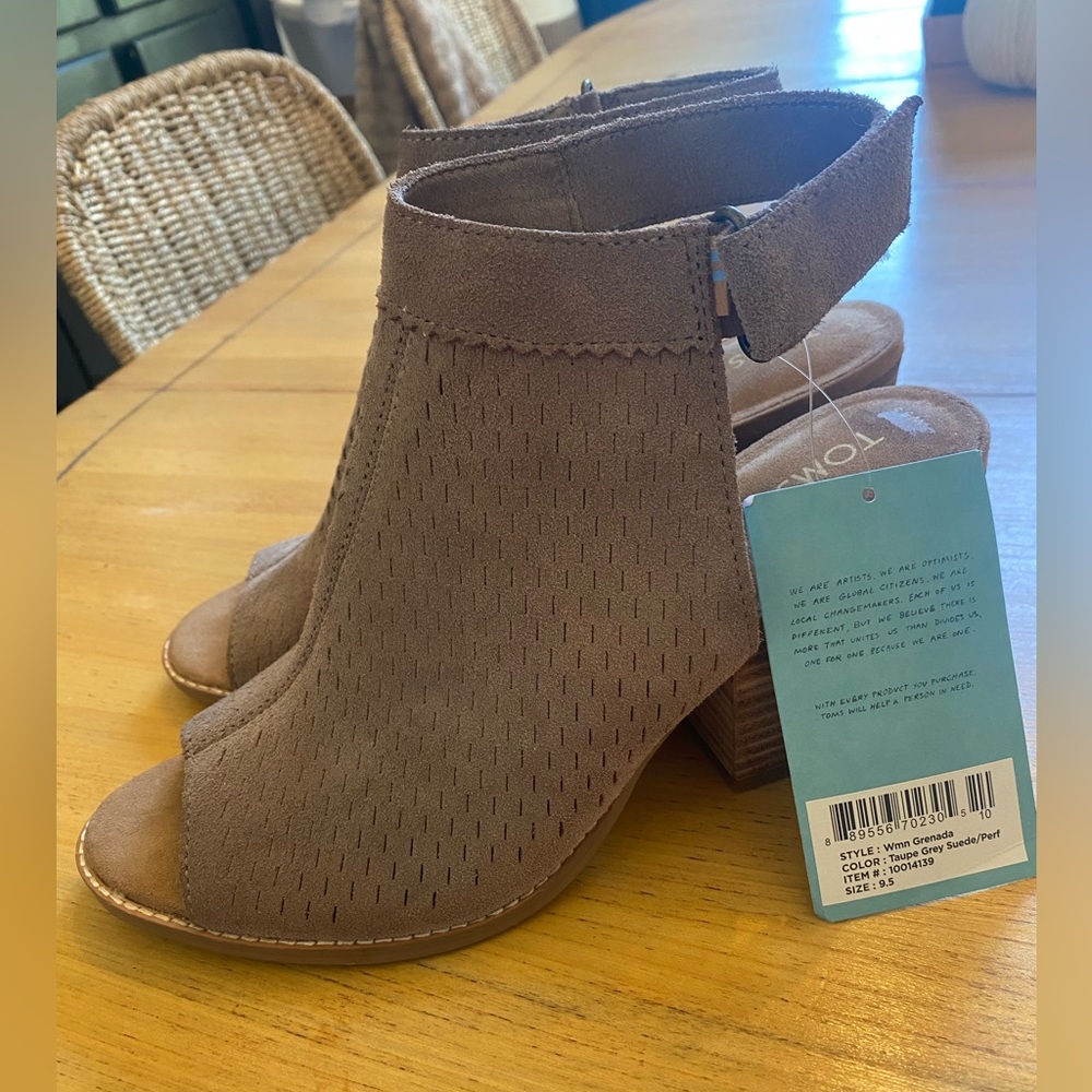 NWT TOMS Women Grenada Taupe Grey Suede/Perf size 9.5